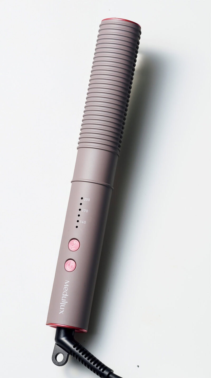 メデュラックス コームアイロン ￥18,700／アクシージア