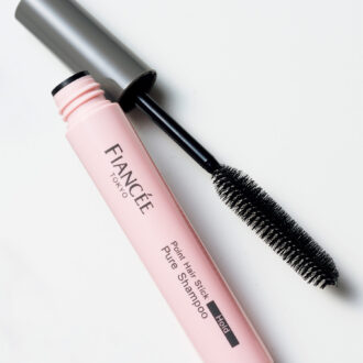 フィアンセ ポイントヘアスティック ホールド ピュアシャンプーの香り 10mL ￥990／井田ラボラトリーズ　