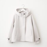 【GUで指名買い】50代が選ぶべき一着
顔まわりを華やかに見せる大人に似合うフーディコート