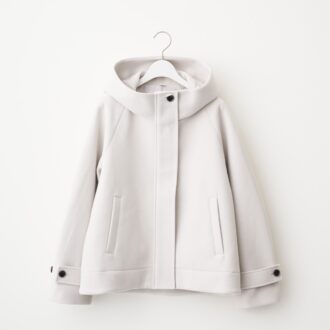 【GUで指名買い】50代が選ぶべき一着
顔まわりを華やかに見せる大人に似合うフーディコート