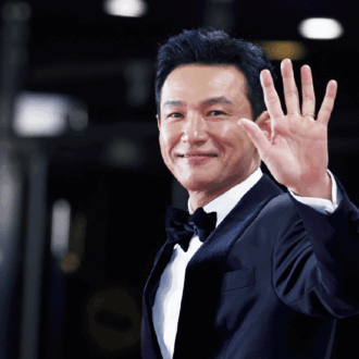 1970年生まれ。90年に『将軍の息子』で俳優デビュー後、映画『新しき世界』や『国際市場で逢いましょう『』ベテラン』など数々の話題作に出演。 『ハッシュ～沈黙注意報～』や『ナルコの神』などのドラマや舞台『マクベス』などでも活躍。 不倫する弁護士や破天荒な熱血刑事、悪徳市長など幅広い役柄をこなす。 『ソウルの春』では特殊メイクで劇的な変身を遂げ、新たな独裁者としてクーデターを決行するチョン・ドゥグァン保安司令官を怪演して話題に。 写真：YONHAP NEWS/アフロ