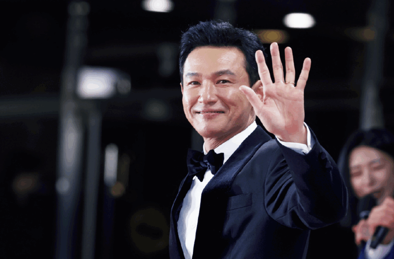 1970年生まれ。90年に『将軍の息子』で俳優デビュー後、映画『新しき世界』や『国際市場で逢いましょう『』ベテラン』など数々の話題作に出演。 『ハッシュ~沈黙注意報~』や『ナルコの神』などのドラマや舞台『マクベス』などでも活躍。 不倫する弁護士や破天荒な熱血刑事、悪徳市長など幅広い役柄をこなす。 『ソウルの春』では特殊メイクで劇的な変身を遂げ、新たな独裁者としてクーデターを決行するチョン・ドゥグァン保安司令官を怪演して話題に。 写真:YONHAP NEWS/アフロ