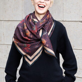 ストールのアシンメトリーで巻き首回りが華やかに