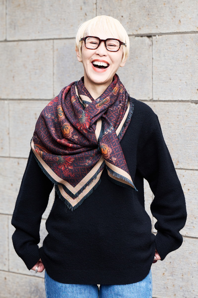 ストールのアシンメトリーで巻き首回りが華やかに