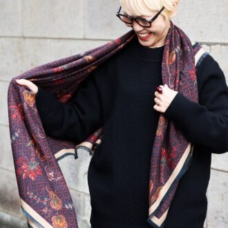 アシンメトリー巻きの巻き方1。ふわりと肩にかける