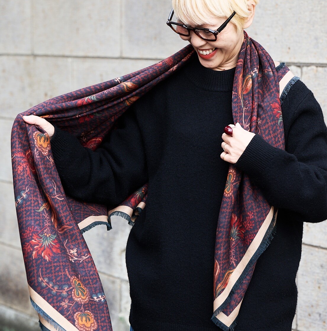 アシンメトリー巻きの巻き方1。ふわりと肩にかける