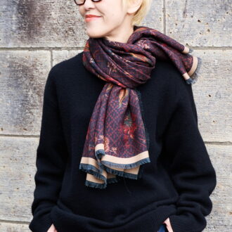 簡単なのに存在感があるストールのボリューム結び。