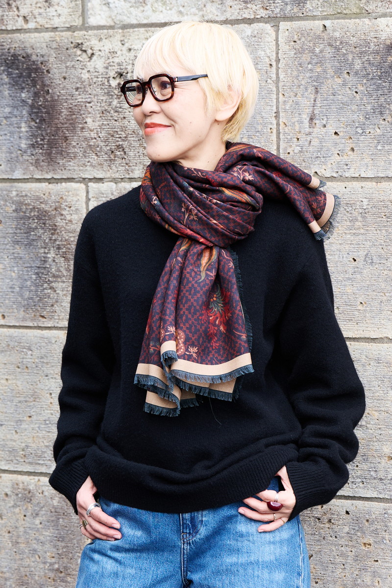 簡単なのに存在感があるストールのボリューム結び。