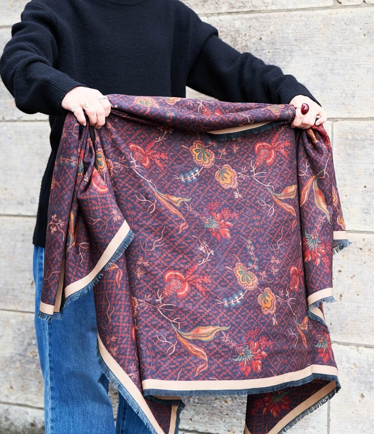 ストールのボリューム結びの巻き方1。手元で手繰り寄せてボリュームを出す。