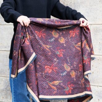 ストールのボリューム結びの巻き方1。手元で手繰り寄せてボリュームを出す。