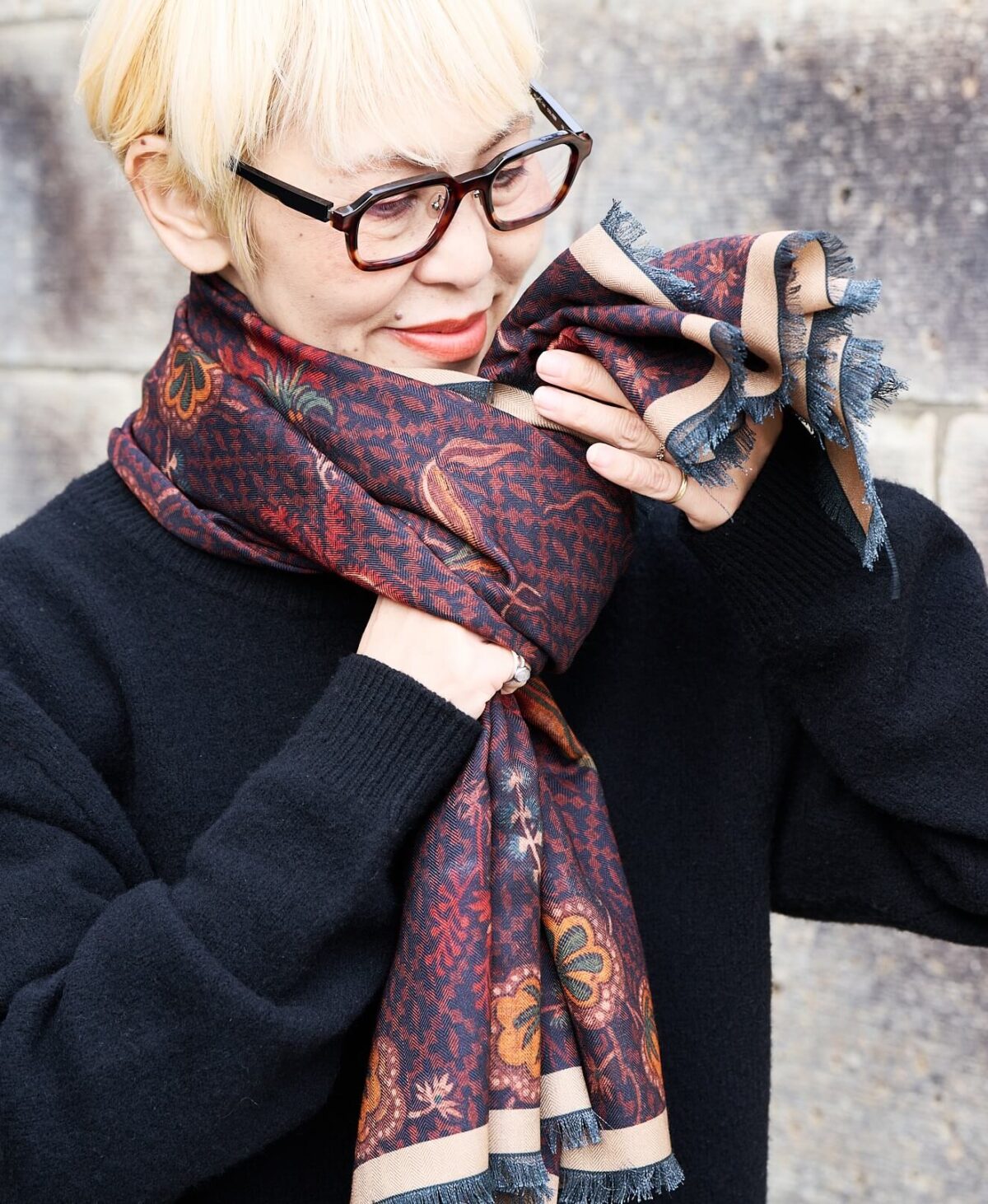 ストールのボリューム結びの巻き方2。首の下で結ぶ