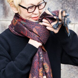 ストールのボリューム結びの巻き方2。首の下で結ぶ