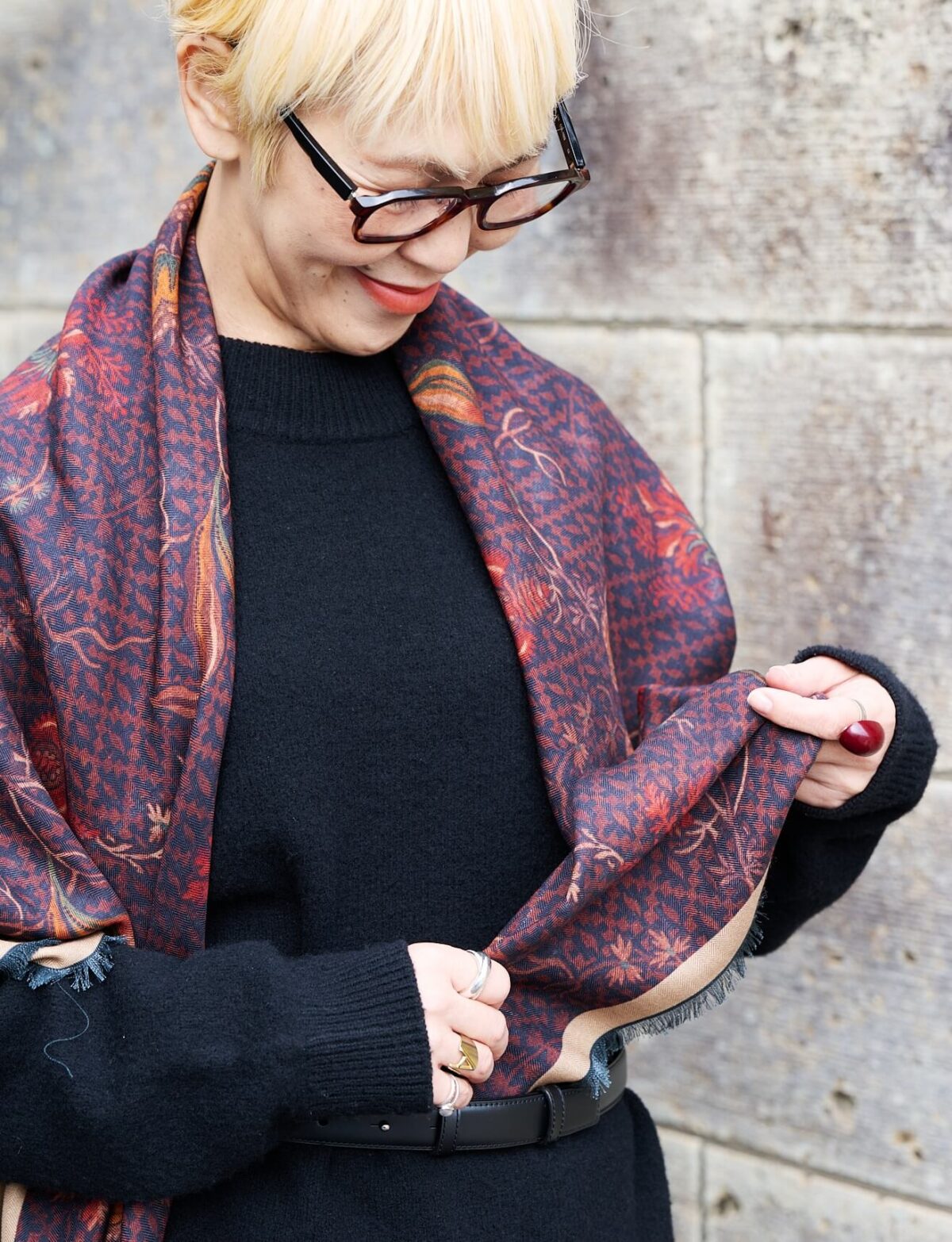 ストールのベスト風アレンジ。たるませて肩に掛けるのがコツ。