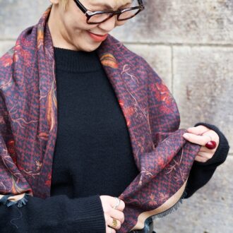 ストールのベスト風アレンジ。たるませて肩に掛けるのがコツ。