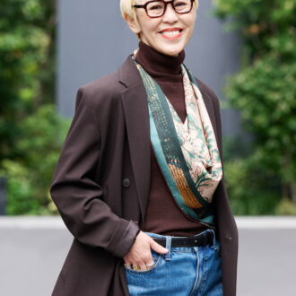 カジュアルにも合わせやすいスカーフづかい。三角巻き