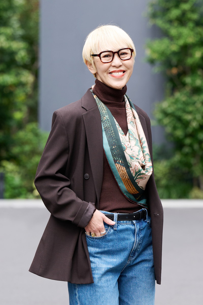 カジュアルにも合わせやすいスカーフづかい。三角巻き