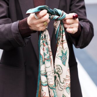 三角巻きの巻き方。三角形にして端を結んで首にかけるだけ