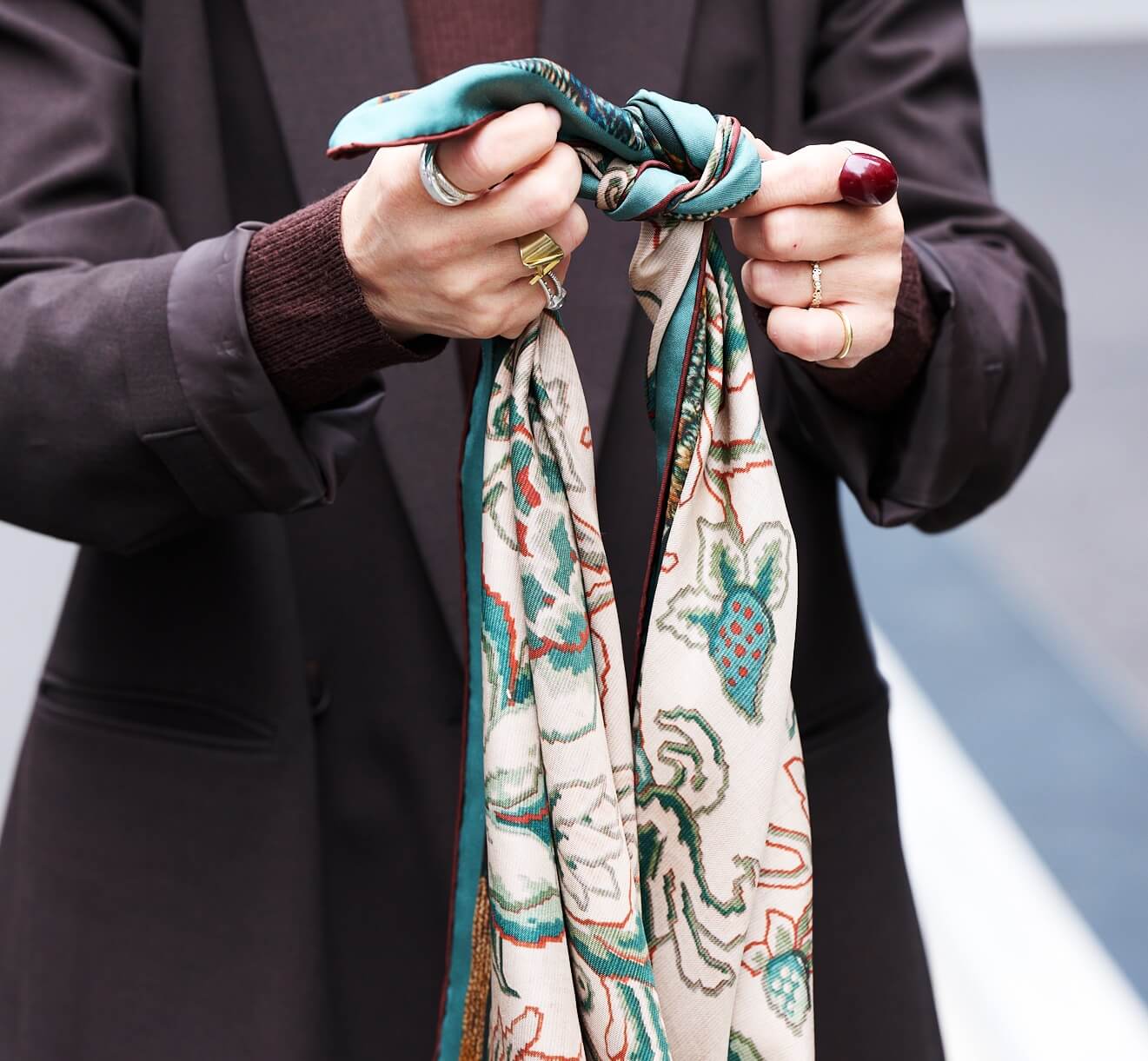 三角巻きの巻き方。三角形にして端を結んで首にかけるだけ