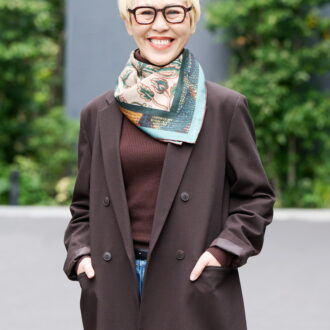 ちょっとクールなドレープ巻きのスカーフ