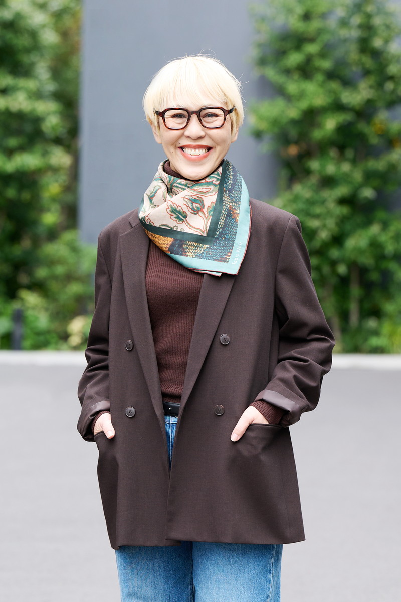 ちょっとクールなドレープ巻きのスカーフ