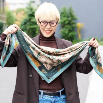 ドレープ巻きの巻き方１．スカーフを三角に持つ。