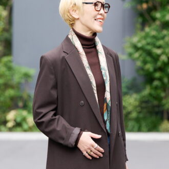 ジャケットに合わせやすいスカーフづかいのライトニング