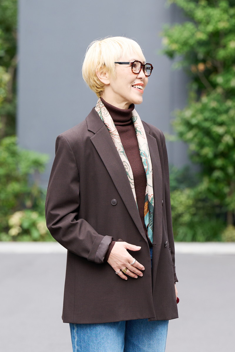 ジャケットに合わせやすいスカーフづかいのライトニング