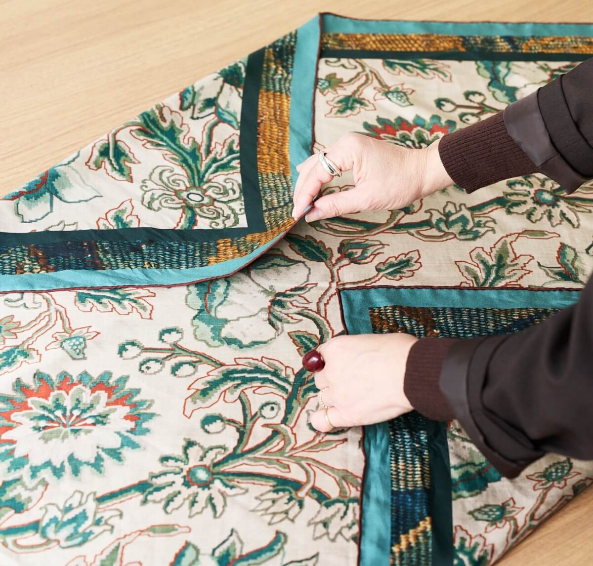 ライトニングの折り方１。角を真ん中に合わせる