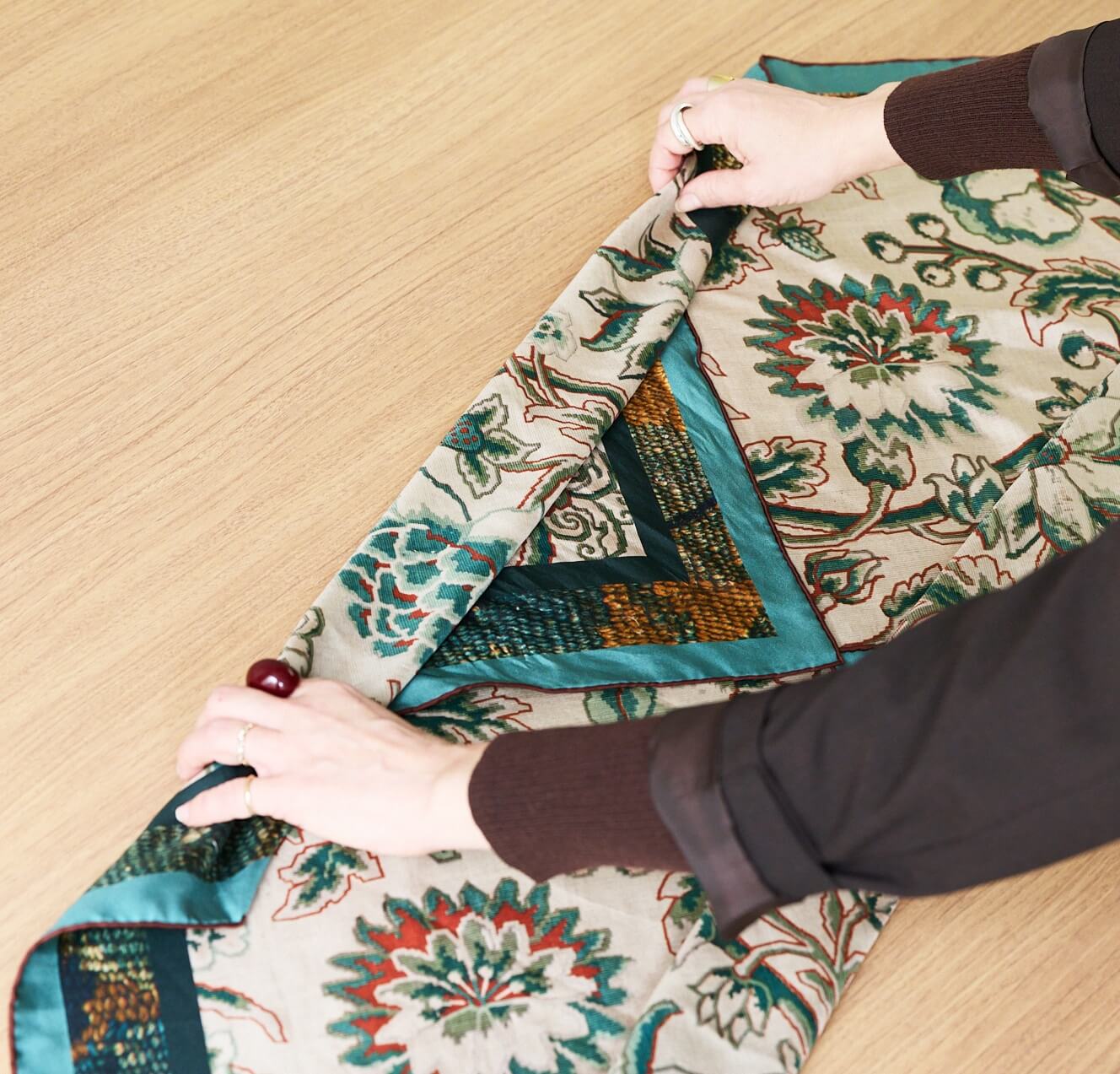 ライトニングの折り方2。ほどよい太さにたたむ。