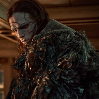 博士をオスカー・アイザックが、怪物をジェイコブ・エロディが演じる。Netflix映画『フランケンシュタイン』。