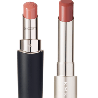 (右)シックでつややかなローズベージュ。薄づきで軽やかなつけ心地。 RMK ベルベットシーン リップカラー 04¥4,400/RMK Division (左)顔立ちを華やかに見せるローズ。うるおい保持成分配合で、唇をみずみずしく保つ。 コスメデコルテ ルージュデコルテ クリームグロウ 14G¥5,500/コスメデコルテ