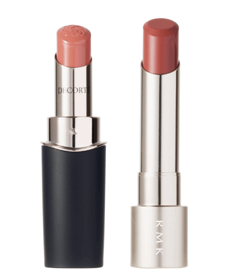 (右)シックでつややかなローズベージュ。薄づきで軽やかなつけ心地。 RMK ベルベットシーン リップカラー 04¥4,400/RMK Division (左)顔立ちを華やかに見せるローズ。うるおい保持成分配合で、唇をみずみずしく保つ。 コスメデコルテ ルージュデコルテ クリームグロウ 14G¥5,500/コスメデコルテ