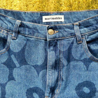 デニム素材なので柄ものでも意外と着こなしやすいマリデニム