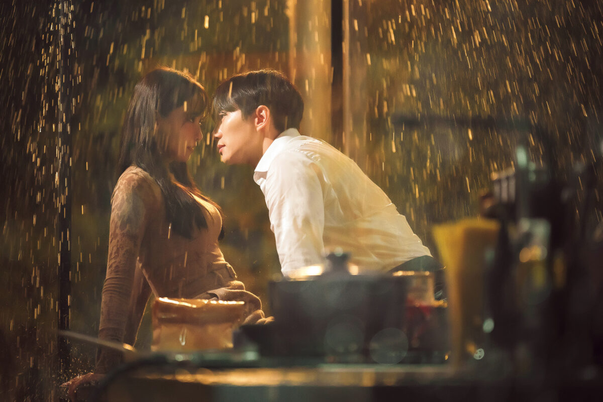 『キング・ザ・ランド』 高級ホテルを舞台に、ジュノ演じる 作り笑いが嫌いな財閥家の御曹司と、 笑顔を絶やさないホテルウーマン が反発し合いながらもひかれ合っ ていくロマンティックコメディ。