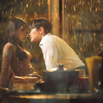 『キング・ザ・ランド』 高級ホテルを舞台に、ジュノ演じる 作り笑いが嫌いな財閥家の御曹司と、 笑顔を絶やさないホテルウーマン が反発し合いながらもひかれ合っ ていくロマンティックコメディ。