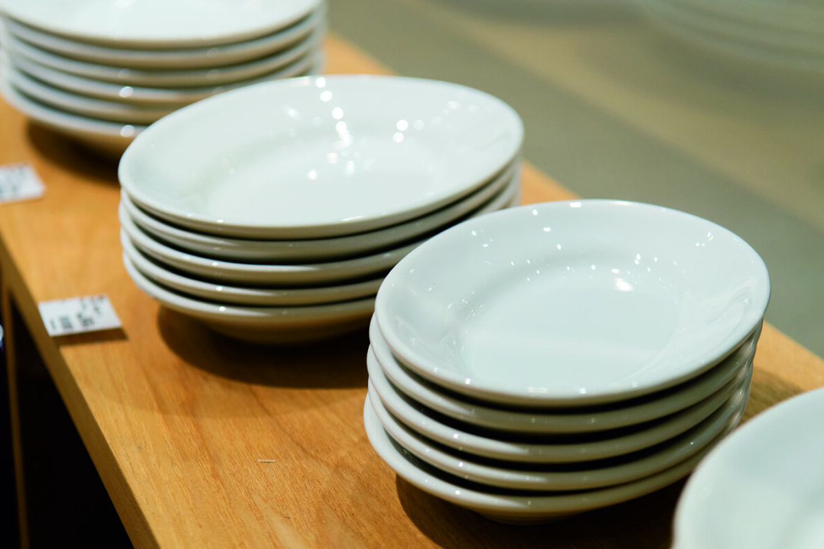 磁器リムオーバル皿（小／白）各￥690