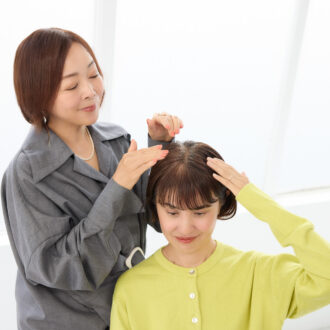 小田ユイコさんが白髪チェック