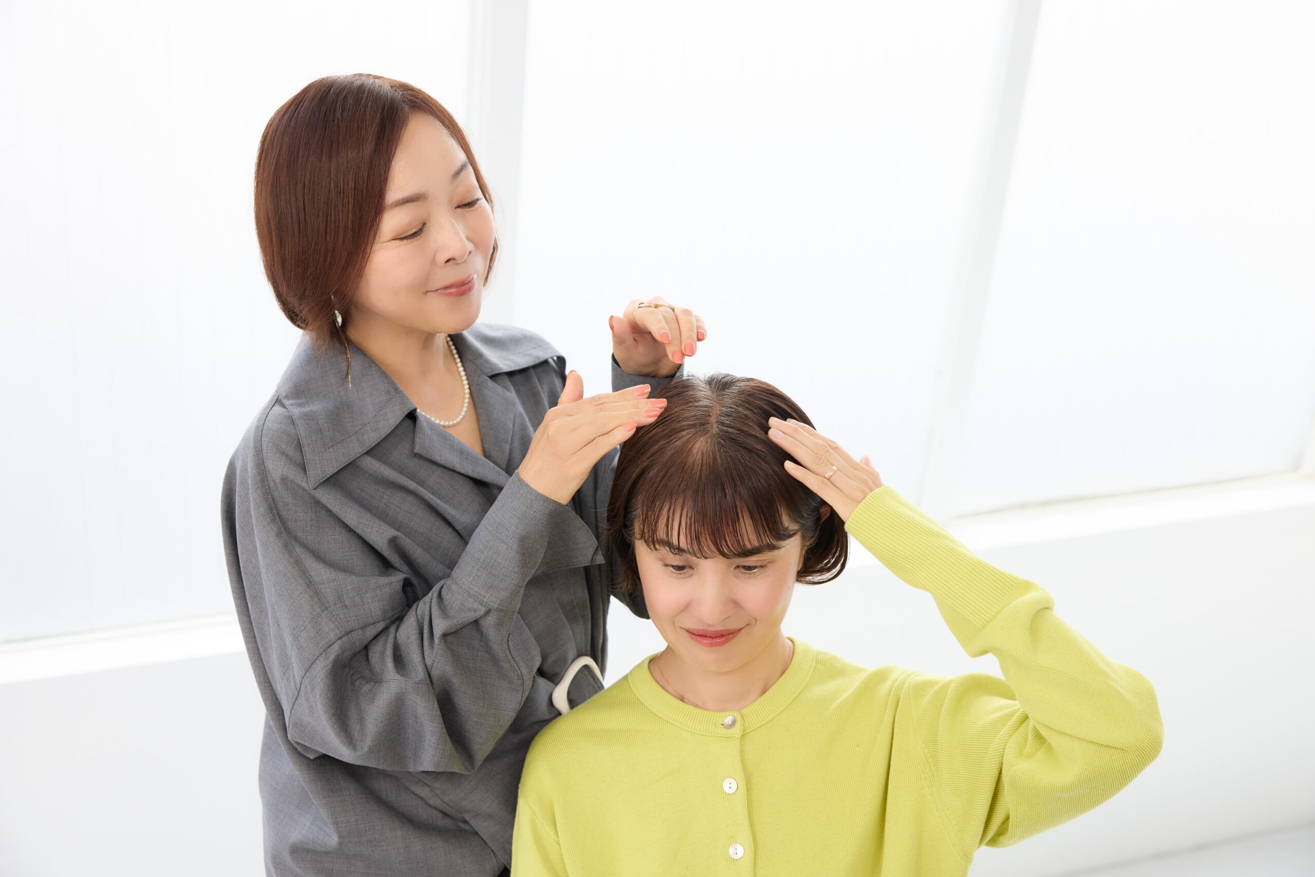 小田ユイコさんが白髪チェック