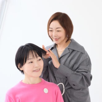 小田ユイコさんがカラートリートメントでの白髪の染まり具合を確認