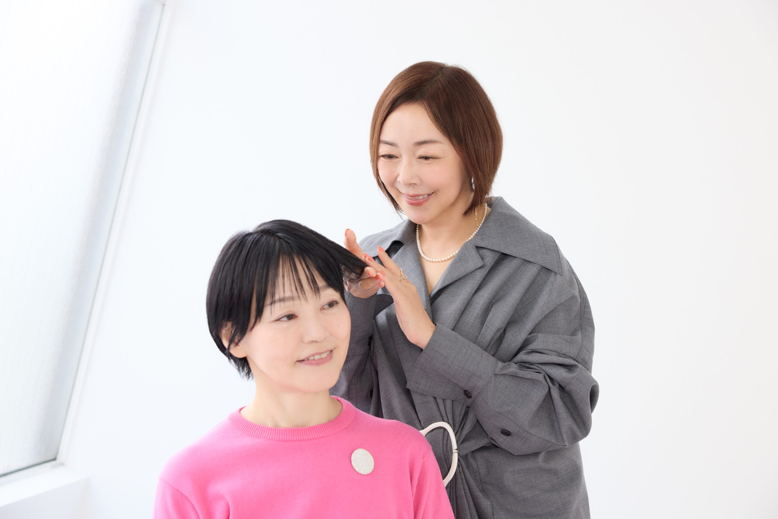 小田ユイコさんがカラートリートメントでの白髪の染まり具合を確認