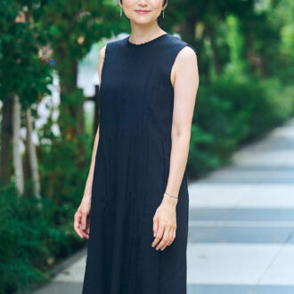 私服の黒のワンピースは「ユーモレスク」。 ピアスは自然をモチーフにした「プフッツェ」のもの。