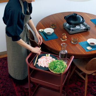 鍋料理のときに食材の「ちょい置き」スペースとして使いたかったという「スチールパイプワゴンラック」を新たに購入。