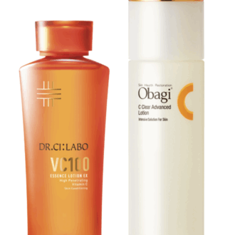 （右）４種のビタミンCが独自の浸透処方により、カサついた肌にもぐんぐん浸透する。オバジC クリアアドバンスドローション150mL ¥4,950／ロート製薬　 （左）マイクロ高浸透ビタミンCが肌の奥まで届く。ドクターシーラボ VC100エッセンスローションEX 150mL ¥5,390／ドクターシーラボ
