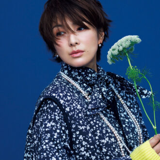 ベスト¥61,600、シャツ¥49,500、ドレス¥74,800、スカーフ¥8,800/すべてトゥジュー(トゥジュー 代官山ストア)、グローブ¥13,200 /ロエフ(エイチ ビューティー&ユース)、ピアス¥350,900、スターネックレス(短)¥3,630,000、パールネックレス(長)¥2,024,000 /すべてTASAKI