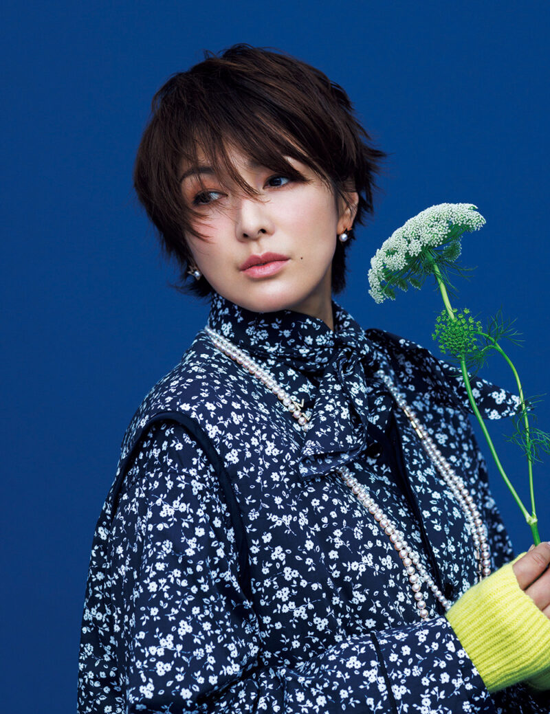 ベスト¥61,600、シャツ¥49,500、ドレス¥74,800、スカーフ¥8,800/すべてトゥジュー(トゥジュー 代官山ストア)、グローブ¥13,200 /ロエフ(エイチ ビューティー&ユース)、ピアス¥350,900、スターネックレス(短)¥3,630,000、パールネックレス(長)¥2,024,000 /すべてTASAKI