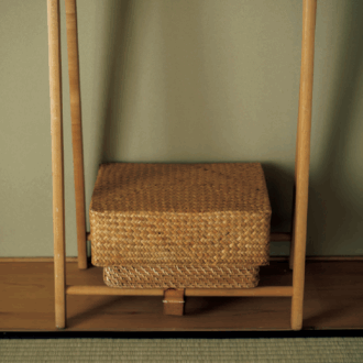 「重なるラタン角型バスケット」に、シーグラスを網代編みにした収納箱（こちらは別ショップのもの）を蓋にしてみたら、つづら風に変身。「お客様用のタオルやパジャマを入れておくのにぴったりでした（笑）」