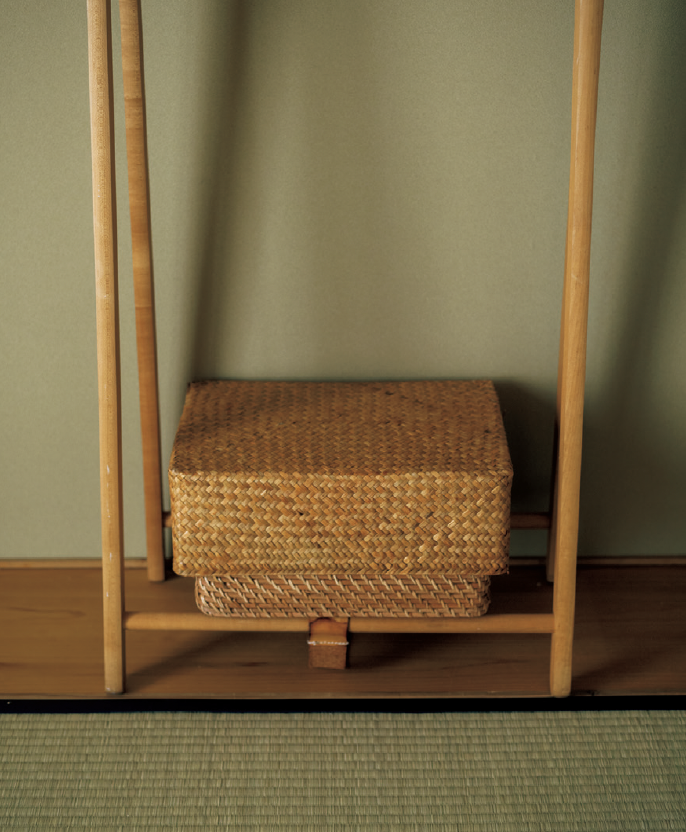 「重なるラタン角型バスケット」に、シーグラスを網代編みにした収納箱（こちらは別ショップのもの）を蓋にしてみたら、つづら風に変身。「お客様用のタオルやパジャマを入れておくのにぴったりでした（笑）」