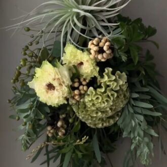 ユーカリやアカシアの葉、バラの花を使い、香りも楽しんで。