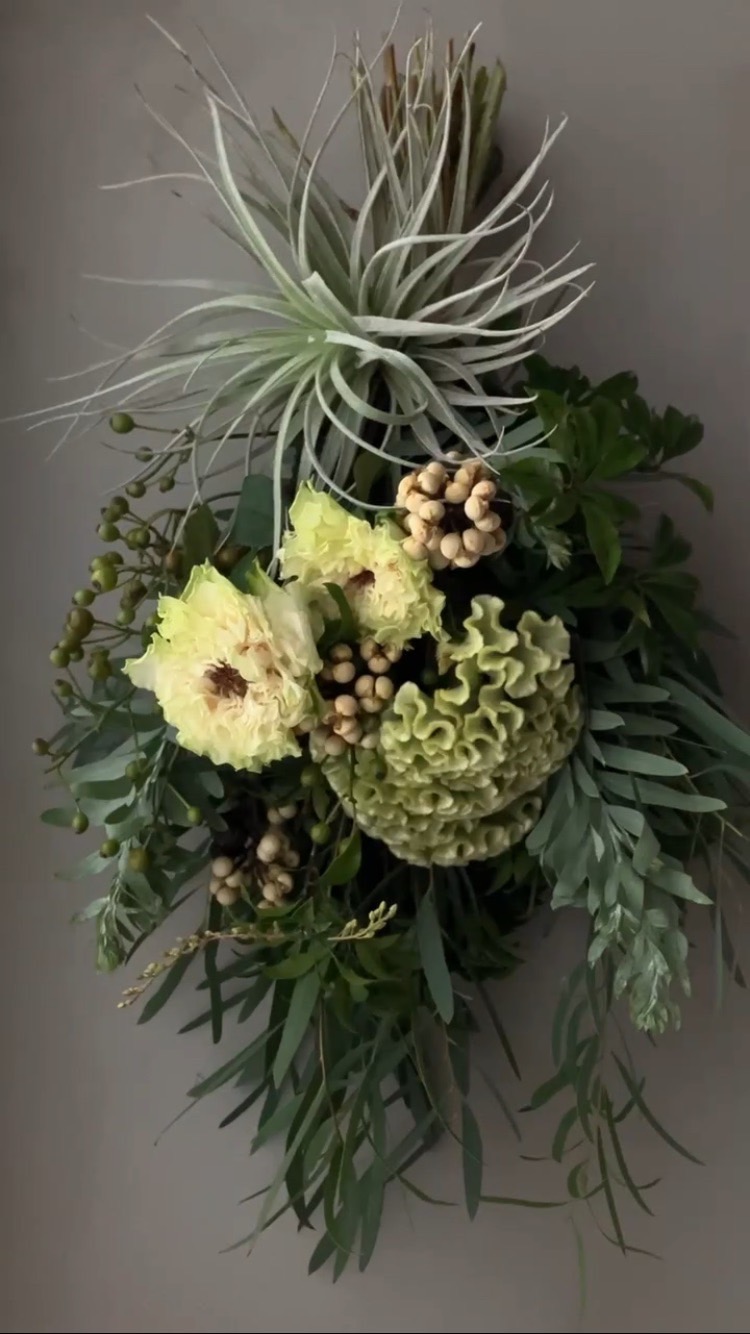 ユーカリやアカシアの葉、バラの花を使い、香りも楽しんで。