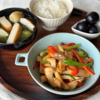 【更年期世代を元気に！ 50代の「応援めし」】
たんぱく質たっぷり！「貯筋」レシピ  vol.13　
「塩麹で柔らか、鶏むね肉の青椒肉絲（チンジャオロース）」
「さつま揚げと旬野菜のみそ汁」